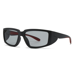 Lunettes de soleil de sport carrées noir mat avec verres gris et accents rouges