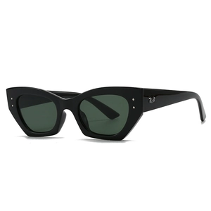 Lunettes de soleil œil de chat noires avec rivets argentés et verres foncés
