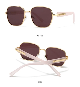Détail de lunettes de soleil carrées avec monture en métal doré et branches roses en angles