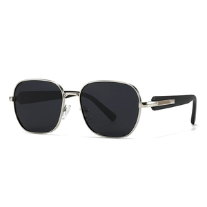 Lunettes de soleil polarisées carrées noires classiques avec monture métal en vue à 45 degrés