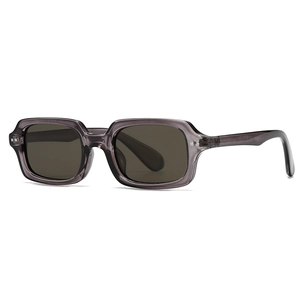 Klassische rechteckige Sonnenbrille mit rauchgrauem Rahmen und silbernen Nietendetails