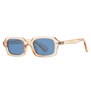 Quadratische Sonnenbrille in Champagner mit blauen Gläsern und silbernen Nieten
