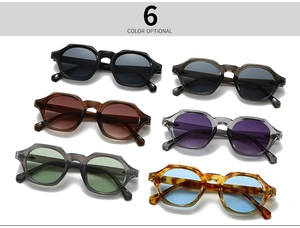 Vue de dessus de six lunettes de soleil géométriques aux couleurs variées