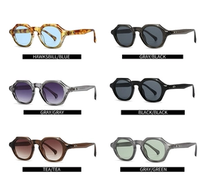 Série de six lunettes de soleil carrées vintage avec verres colorés et rivets métalliques