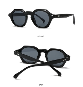 Détails des lunettes de soleil carrées noires avec ornements métalliques argentés sur le côté