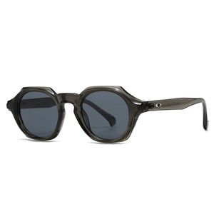 Lunettes de soleil carrées gris translucide rétro avec rivets argentés et verres foncés