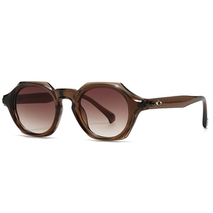 Lunettes de soleil carrées marron avec rivets et verres dégradés sur fond blanc