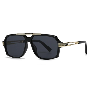 Lunettes de soleil aviateur rétro avec monture noire et détails en métal doré