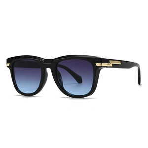 Moderne Retro-Sonnenbrille mit großem schwarzem Rahmen und lila-blauem Verlaufsglas