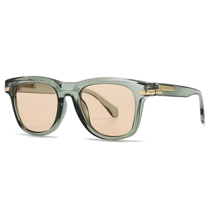 Moderne Retro-Herren-Sonnenbrille mit grauem Rahmen und goldenen Blitz-Details am Bügel