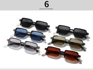 Detailansicht von sechs Retro-Sonnenbrillen in verschiedenen Farben mit Metallpfeil-Scharnieren