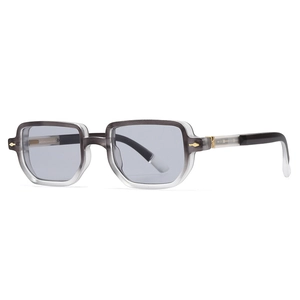 Moderne rechteckige Sonnenbrille mit grauem Farbverlauf und Metallakzenten am Bügel