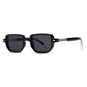 Retro-Sonnenbrille mit schwarzem dickem Rahmen, Goldpfeilen und sichtbarem Metallkern