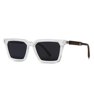 Lunettes de soleil rectangulaires modernes avec monture blanc mat et branches en bois foncé