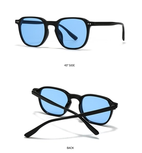 Detailansicht der Retro-Sonnenbrille mit blauen Gläsern und silbernen Nieten
