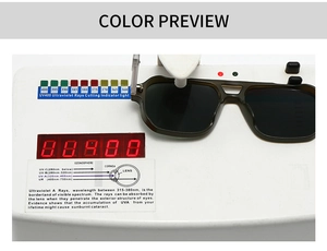 Détail de lunettes aviateur vert olive montrant le test de protection UV400 sur un appareil