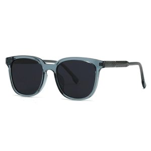 Eleganti occhiali da sole oversize in grigio-blu traslucido con stanghette metalliche