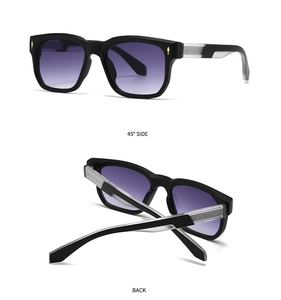 Dettaglio del profilo a 45 gradi e del retro degli occhiali quadrati con lenti viola sfumate