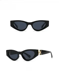 Détails de lunettes de soleil carrées œil-de-chat avec charnière H dorée et verres