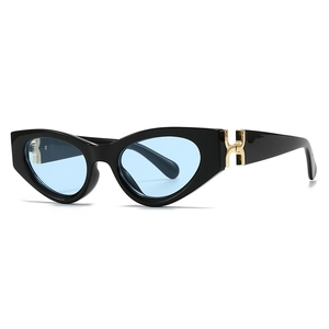 Lunettes de soleil carrées noires avec verres bleus et détail métallique en H sur la branche
