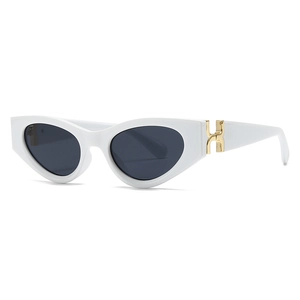 Lunettes de soleil œil-de-chat blanches avec verres foncés et détails H en métal doré
