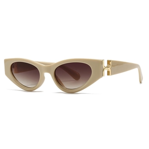 Lunettes de soleil œil-de-chat rétro avec monture beige nu et verres bruns dégradés en vue 45°