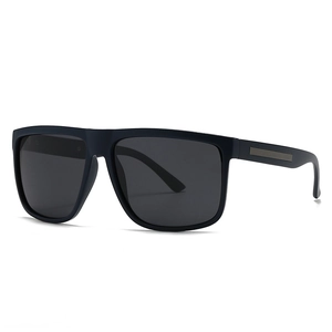 Lunettes de soleil carrées noir mat avec verres polarisés gris et branches en métal