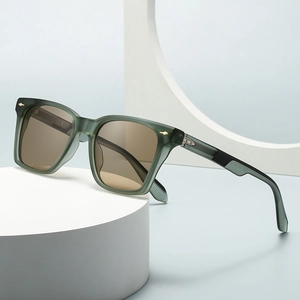 Lunettes De Soleil Carrées Rétro Monture PC Protection UV400 Lunettes De Mode Pour Hommes Femmes Décor De Rivets Métalliques