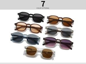 Grille détaillée montrant 7 options de couleurs de lunettes de soleil rétro polygonales