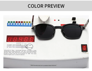 Test de protection UV400 pour lunettes de soleil carrées noires sur appareil professionnel