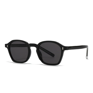 Lunettes de soleil carrées noires rétro avec accents argentés et verres gris foncé tendance