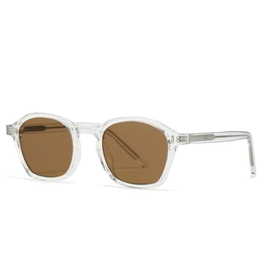 Lunettes de soleil rétro vintage avec monture transparente et verres marron en vue à 45 degrés