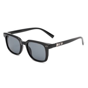 Lunettes de soleil carrées noires modernes avec accents métalliques argentés et verres