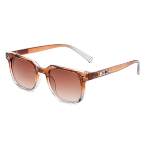 Lunettes de soleil carrées classiques avec monture dégradée marron et détails argentés