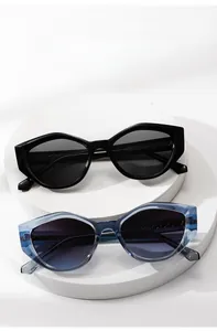 Vue détaillée de lunettes de soleil carrées à monture noire et dégradé bleu translucide