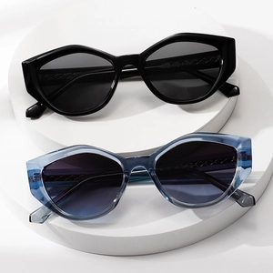 Lunettes de soleil carrées pour hommes en noir et bleu dégradé sur socles blancs