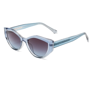 Lunettes de soleil œil-de-chat carrées avec monture bleue et branches tissées
