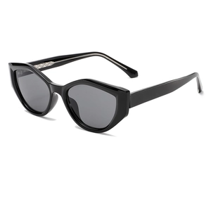Lunettes de soleil carrées noires tendance avec verres gris au style géométrique œil de chat