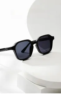 Détails de lunettes de soleil carrées noires avec flèches argentées sur socles
