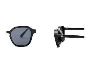 Détails de lunettes de soleil carrées noires avec verres gris foncé et décor de flèche