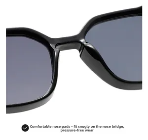 Détail des plaquettes de nez confortables sur lunettes de soleil carrées noires lisses