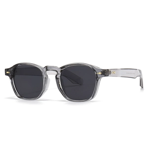 Lunettes de soleil carrées transparentes grises avec verres gris foncé et rivets dorés