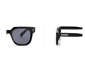Detailansicht der quadratischen schwarzen Sonnenbrille mit fünf runden Kristalleinsätzen