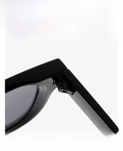 Detailaufnahme des Metallscharniers an der schwarzen polierten quadratischen Sonnenbrille