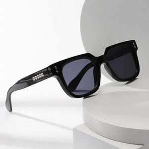 Übergroße Quadratische Sonnenbrille UV400 Schutz Kunststoffrahmen Moderner Streetstyle Mit Metallnieten Dekor Für Damen