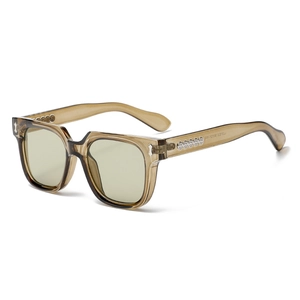 Transparente braune quadratische Sonnenbrille mit grünen Gläsern und Nieten