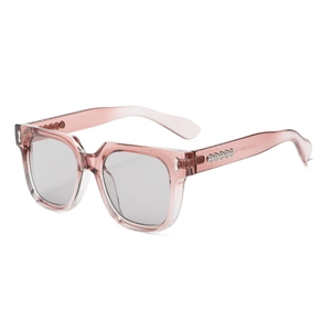 Modische quadratische Sonnenbrille mit rosa Rahmen, grauen Gläsern und Silbernieten