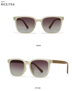 Détail de lunettes de soleil vintage carrées avec monture beige, verres thé et rivets