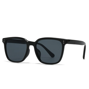 Lunettes de soleil carrées rétro noir avec monture brillante et détails cloutés argent