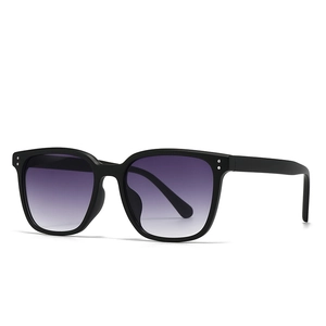 Lunettes de soleil carrées modernes avec verres dégradés violets et rivets argentés